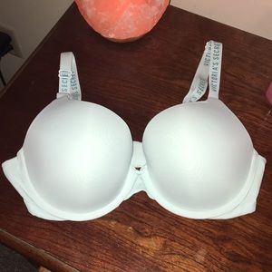 NWOT VICTORIAS SECRET BRA 🦋